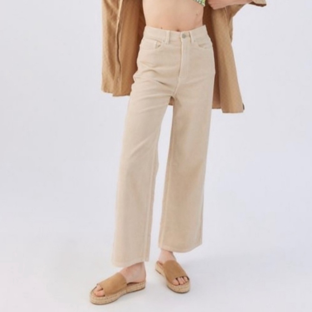 Urban outfitters BDG high and wide leg jeans in the color light sand, size 26